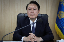 바이든 아닌 날리면 비속어 논란 해명 후 윤석열 대통령의 핵심 지지기반에서도 부정 평가가 큰 폭으로 상승한 것으로 나타났다(리얼미터)