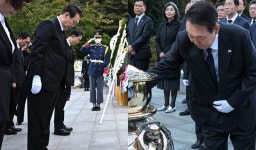 서거 43주기를 하루 앞둔 날 윤석열 대통령이 박정희 전 대통령 묘소를 참배해 현직 대통령으로서 이례적 행보를 보였다(사진)