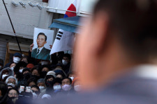 서거 43주기를 하루 앞둔 날 윤석열 대통령이 박정희 전 대통령 묘소를 참배해 현직 대통령으로서 이례적 행보를 보였다(사진)