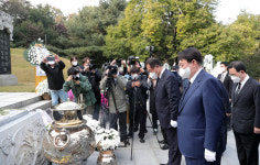 서거 43주기를 하루 앞둔 날 윤석열 대통령이 박정희 전 대통령 묘소를 참배해 현직 대통령으로서 이례적 행보를 보였다(사진)