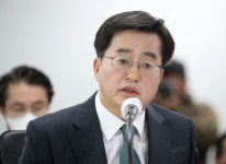 흙수저 신화 정통 경제관료 출신의 김동연 경기도지사가 안이한 윤석열 대통령과 경제 모르는 김진태 강원도지사에게 한 수 알려줬다