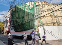 대구 중구에서 옛 동아백화점 철거 작업 중 안전 펜스가 무너져 행인이 다쳤다