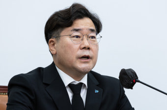 박찬대 민주당 의원이 박근혜 전 대통령도 세월호 참사 14일 만에 사과했다며 윤 대통령은 사과도 하지 않으면서 왜 연속 조문했냐고 물었다