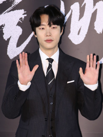 '어남류'로 마음 훔쳤던 배우 류준열의 파격 변신을 담은 영화 '올빼미'가 11월 23일 개봉 예정이다