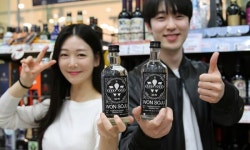 GS25 편의점주들, 원소주 독점판매 끝나길 원해 없어서 못 팔던 박재범의 원소주가 편의점의 애물단지로 전락했다