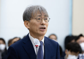윤석열 정부가 임명한 김광동 진실화해위원회 위원장이 5.18 민주화운동 질문에 역사 인식을 드러냈고 자격 논란에 불을 당겼다