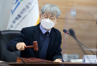 윤석열 정부가 임명한 김광동 진실화해위원회 위원장이 5.18 민주화운동 질문에 역사 인식을 드러냈고 자격 논란에 불을 당겼다