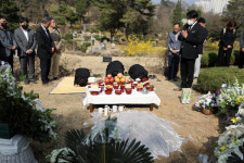 명백한 2차 가해 민주화의 성지로 불리는 모란공원에 故 박원순 전 서울시장의 묘가 이장됐고 강한 반발이 일었다