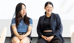 네 작은 발이 세상에 큰 자국을 남기기를.. 9월 출산 앞둔 5년차 레즈비언 부부는 결혼 당시 악플러에게 받은 합의금으로 베이비샤워를 열었다