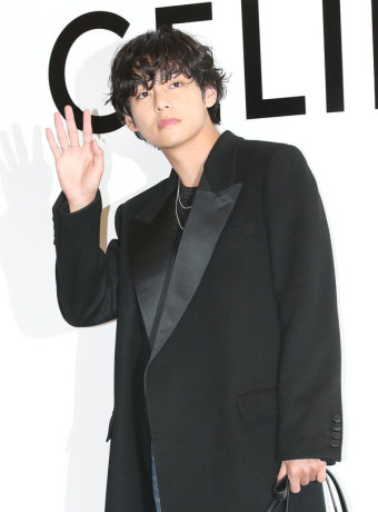 민희진 대표와의 협업으로 큰 관심 모은 '방탄소년단'(BTS) 뷔의 솔로 앨범에, 두 손 번쩍 들어 올릴 만큼 반가운 특이점이 있다
