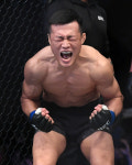 한국 종합격투기의 전설 코리안 좀비 정찬성이 할로웨이에 3라운드 KO패 후 은퇴를 선언하자 동료 선수인 추성훈은 응원의 말을 건넸다