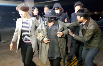 '부모 빚투'로 사실상 연예계 퇴출됐던 마이크로닷이 6년 만에 오른 공식석상은 '내가 뭘 본 거지' 싶고 뜬금포다(사진)