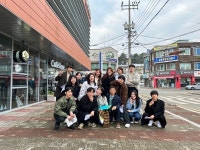 20년 전 졸업한 학생들이 한날한시에 초등학교 운동장에 우르르 모여들었고, 여기엔 감동적인 사연이 있어 가슴 찡~ 울린다
