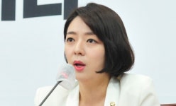 머리 뒤 가격! 국민의힘 배현진이 서울 시내서 피습 당해 병원으로 옮겨졌고, 현재 용의자는 강남경찰서로 압송 중이다