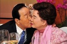 아내와 결혼이 가장 잘한 일 64년간 부부의 연 이어오며 고락을 함께한 김영삼 전 대통령 부인 손명순 여사가 별세했다