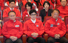 민심의... 출구조사 결과 보고 얼굴 흙빛으로 변하며 급 침울해진 국민의힘 한동훈이 10분 만에 자리 뜨며 남긴 말