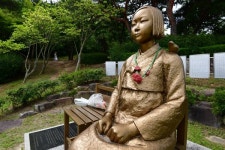 부각하는 건… 개교 70주년 맞아 이승만 조형물 설치 추진하는 인하대, 반대 여론이 거센 상황인데 고개가 끄덕여진다