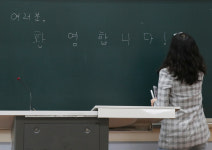학생에게 앞에 나와서 문제 풀어보라 지시한 교사가 마주하게 된 상황: 너~무 어이가 없어서 순간 세상이 멈췄다