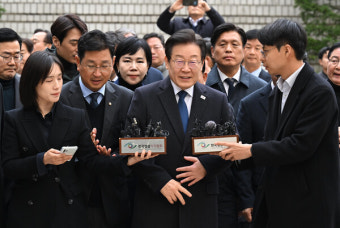 활짝 웃으며 법정 들어간 이재명 대표, '위증교사 무죄' 판결 이후 표정은 大반전이다