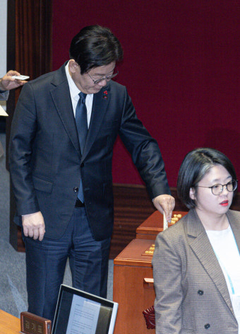 한덕수 국무총리 탄핵 투표 뒤 이재명 더불어민주당 대표의 표정: 한 편의 영화 스틸컷이 따로 없다