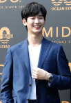 故김새론 모친이 돌연 김수현 사진 공개하지 않기로 한 이유: 고개 푹 숙이고 생각에 잠긴다
