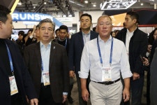 현대차그룹 정의선 '4대 그룹 총수 유일' CES 방문, 젠슨 황 만나고 삼성·LG 찾아 '협력 모색'