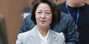 민주당 추미애 경기도지사 거쳐 대선주자로 체급 올리나 : 검찰개혁 마침표 찍고 법사위원장 물러났다