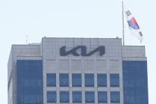 기아 1분기 영업이익 대폭 줄었는데 트럼프 관세에 발목 제대로 잡혔다 : 역대 최대 매출로 일부 방어 성공