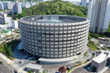 현대자동차가 경기 남부 최대 정비 거점 수원하이테크센터 열었다 : 자율주행 로봇 도입해 정비 효율 제고