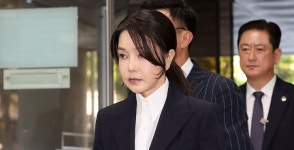 김건희 대법 재판부에 '넙죽' 엎드려 인사했다, 45분 심리 중 건강문제 호소 15분 : 민주당, 추가구속 영장 발부 촉구