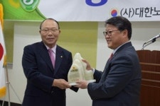 조원진 의원, 노인복지 기여 노인복지대상 수상