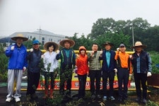 NH농협은행, 포도농가 방문 농가일손 돕기 행사