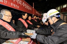 [대한민국이 좋다] 롯데물산, 설 맞이 떡 돌리며 현장 근로자 격려