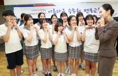 [대한민국이 좋다] 아시아나, 중학생 대상 승무원 멘토 교실 열어