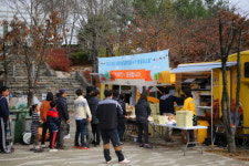 [대한민국이 좋다] 네네치킨, 제8회 DMZ 사랑나눔 김장캠핑 참가자에게 치킨 전달
