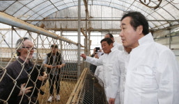 이낙연 전남지사, 친환경 흑염소 사육 농장 방문