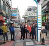 김홍섭 인천 중구청장, 운서동 외국인 특화거리 방문