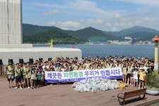 [대한민국이 좋다] 볼보건설기계코리아, 창원 귀산 해변 환경 정화 활동