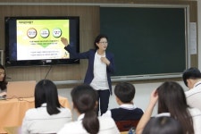박은경 안산시의회 의원, 와동중서 1일 명예교사 특강 나서