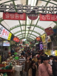 [르포 강원도 전통시장] 속초관광수산시장, 군것질만 '풍성'