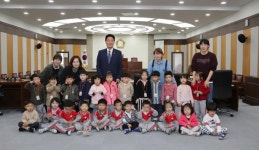 므네메어린이집 원생, 칠곡군의회 견학 방문