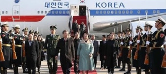 '국빈' 영접에 차관보 보낸 시진핑...주중대사 난징추모식 보낸 文대통령