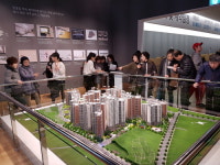 [르포] e편한세상 보라매 2차, 신안산선 호재 기대감에  북적