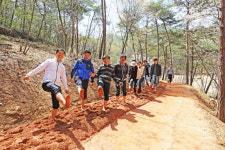 영광군 물무산 행복숲 맨발 황톳길에서 발마사지 하세요