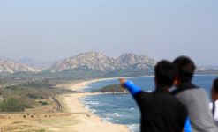 [남북경협] 개성공단·금강산 재개 언제쯤 가능할까