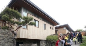 노무현 전 대통령 사저 문 활짝…공개 첫날부터 발길