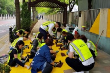 인천 동구, 송현초에 옐로카펫과 노란발자국 설치