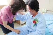 구포성심병원, 어버이날 어르신 환자에게 카네이션 선물