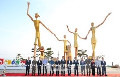 보령머드축제 20주년 기념 머드 가족 조형물 제막식
