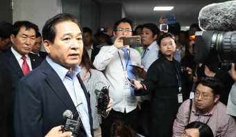 예산정보 불법조회 혐의 심재철 의원실 압수수색...한국당 의원들 집결 검찰과 대치